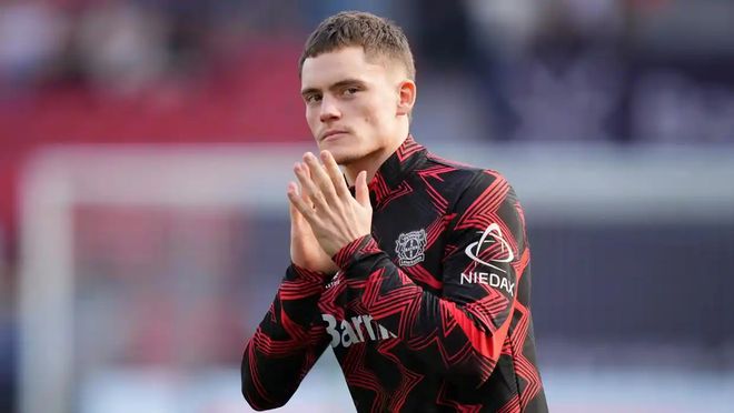 队友送大礼！QPR绝杀功臣疯狂庆祝，下一秒只剩底裤苦笑